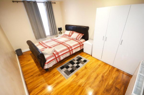 London Zone 2 Three Bedroom Apartment